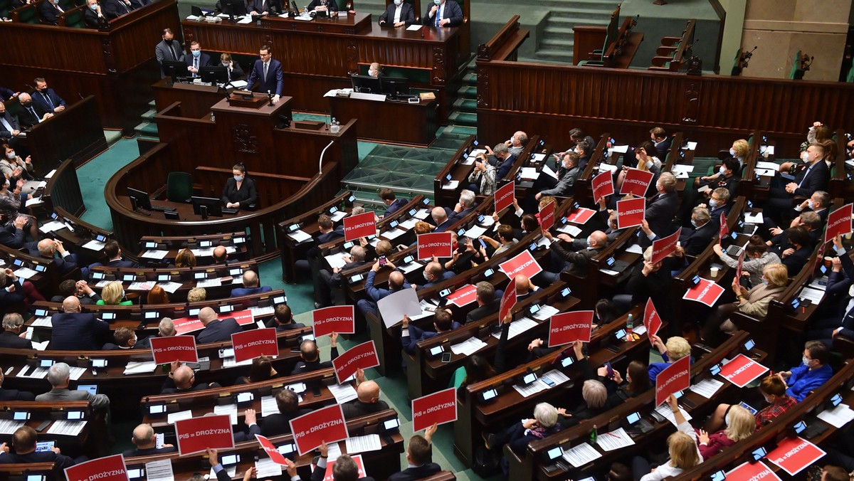 Posłowie opozycji podczas wystąpienia premiera Mateusza Morawieckiego.