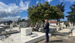 Ambasador Srbije u Grčkoj Nikola Nedeljković položio venac na grob Mikisa Teodorakisa