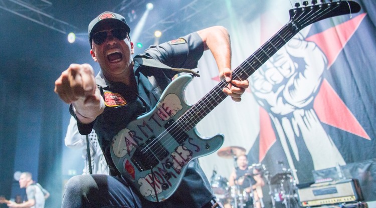 Tom Morello, a Rage Against The Machine gitárosa fellép a londoni O2 arénában 2019-ben