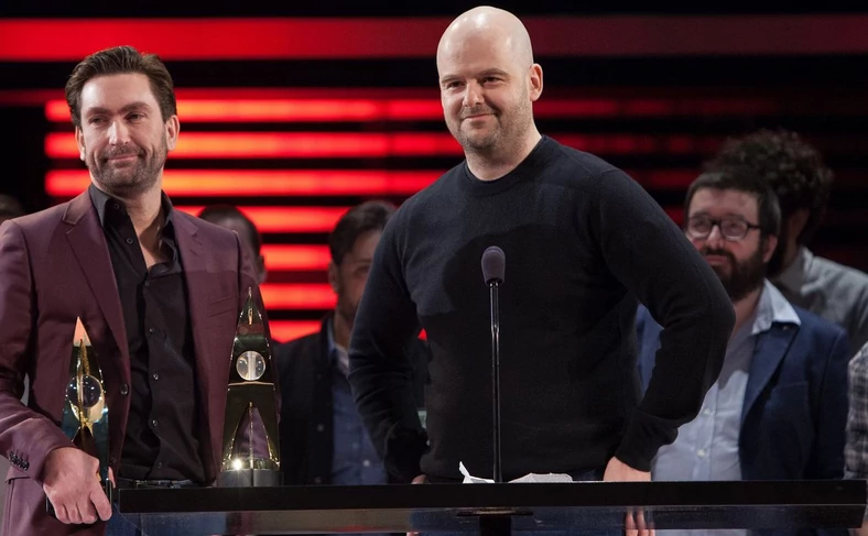 Dan Houser (po prawej) na rozdaniu nagród DICE Awards 2017