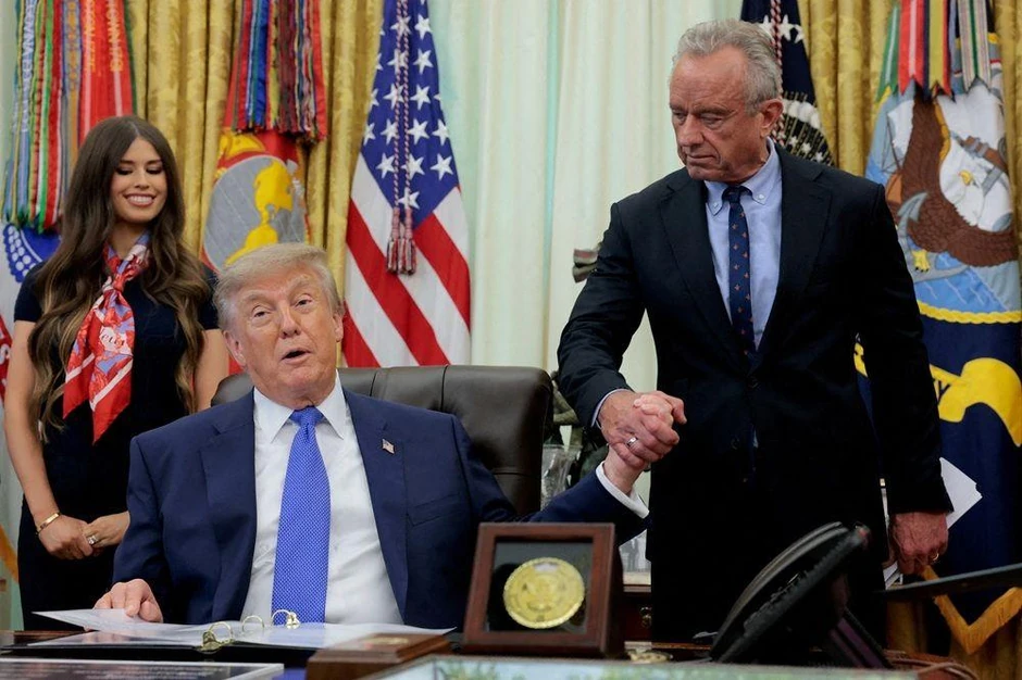 Tramp i sekretar za zdravstvo Robert Kenedi Mlađi | Foto: REUTERS/Kylie Cooper