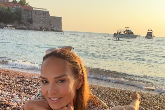 (FOTO) LEOPARD BIKINI SE NAZIRE ISPOD HALJINE Marijana Mateus srušila internet poslednjim fotografijama iz Crne Gore, legla na pesak pa zavodljivo gleda u kameru