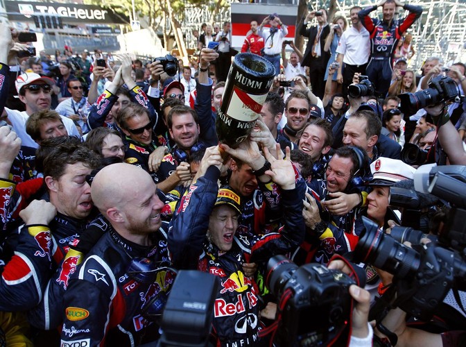 Vettel świętuje ze swoim zespołem