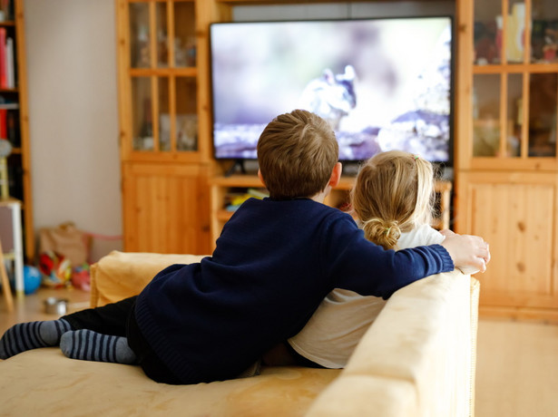 Telewizja. Dzieci. Oglądanie telewizji.