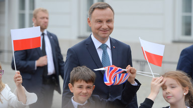 Andrzej Duda zapatrzony w księcia Williama. Internauci zachwyceni walentynkowym dowcipem brytyjskiej ambasady