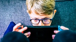 telefon po lekcjach – problem wychowawczy czy nowa norma?