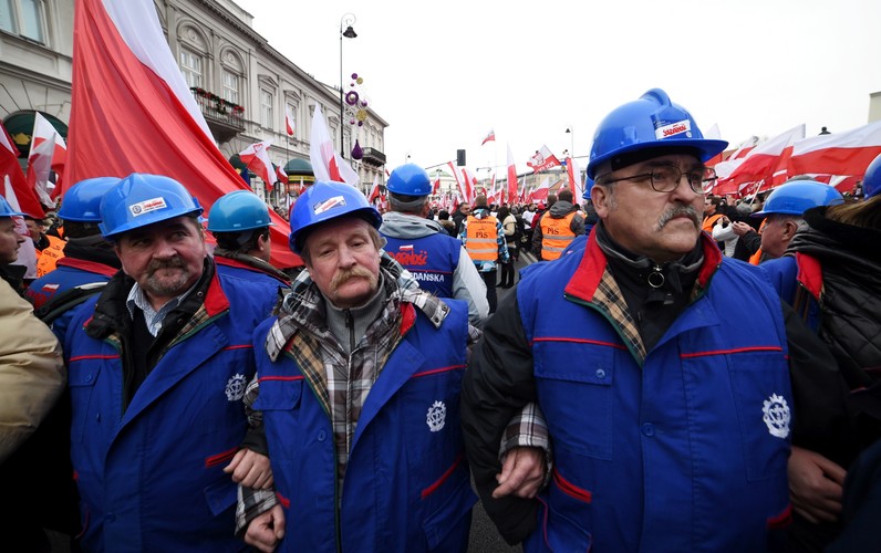 Uczestnicy 'Marszu w Obronie Demokracji i Wolności Mediów', współorganizowanego przez PiS w 33. rocznicę wprowadzenia w Polsce stanu wojennego