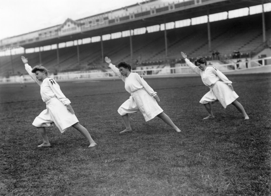 1908 rok, Londyn: Rozgrzewka duńskich gimnastyczek