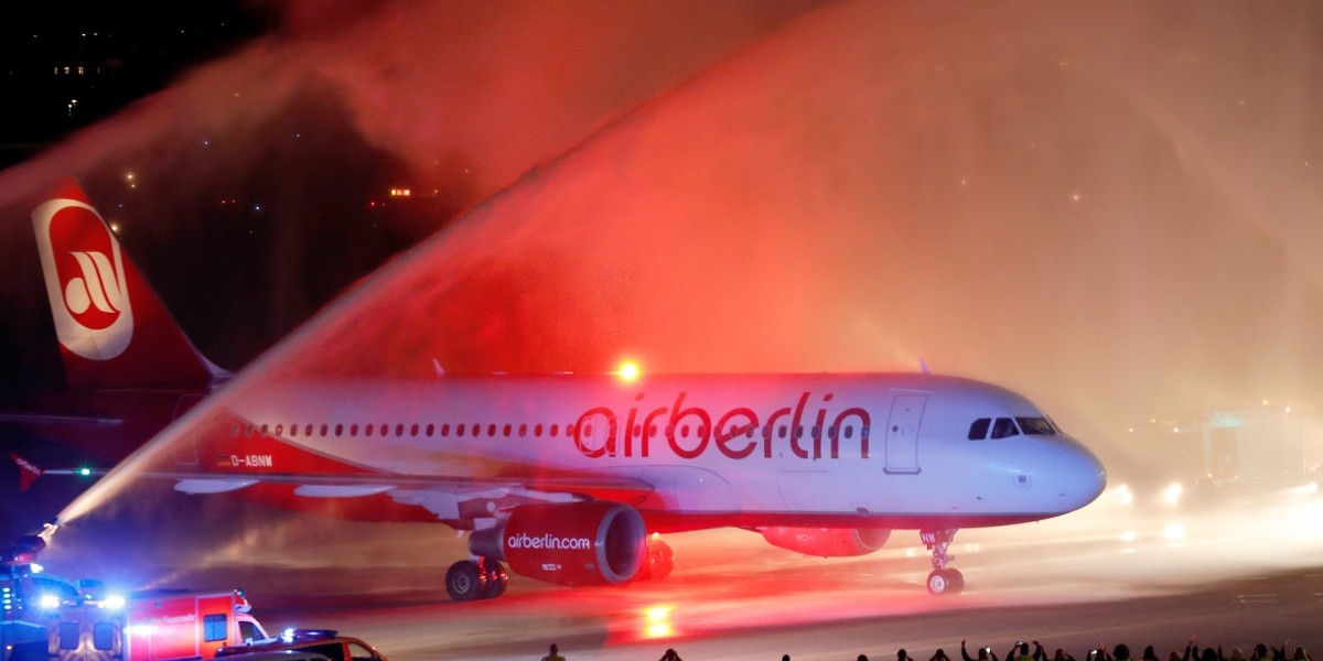 Ostatni rejs Air Berlin z Monachium (AB6210) na lotnisku Tegel w Berlinie został uhonorowany podwójnym salutem wodnym przez lotniskową straż pożarną. KIlka tygodni wcześniej linia zawiesiła loty dalekodystansowe i część tras kontynentalnych