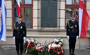 Kraków świętuje 108 lat niepodległości. Miasto mieni się biało-niebieskimi barwami