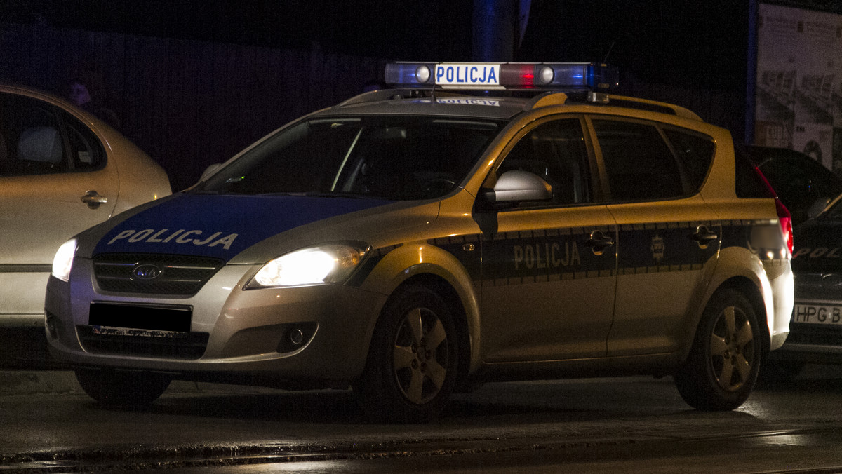 W sobotę wieczorem w miejscowości Dorohusk doszło do śmiertelnego potrącenia pieszego. Sprawca odjechał z miejsca zdarzenia. Policja apeluje o pomoc w odnalezieniu go i ustaleniu okoliczności wypadku - informuje Kurier Lubelski. Ofiara to 58-letni mężczyzna.