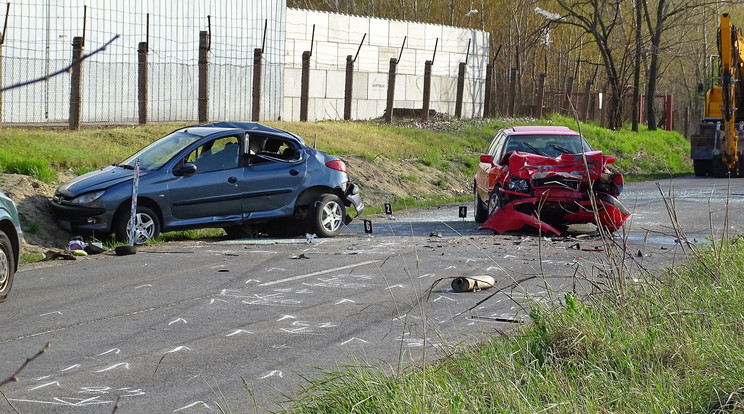 Két autó frontálisan karambolozott Kecskemétnél / Fotó: MTI Donka Ferenc