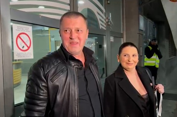 (FOTO) OTAC ALEKSANDRE PRIJOVIĆ SA ŽENOM UŽIVA NA LUKSUZNOJ DESTINACIJI  Nedeljko se oglasio sa plaže, nazdravljaju kokosom i uživaju u pogledu