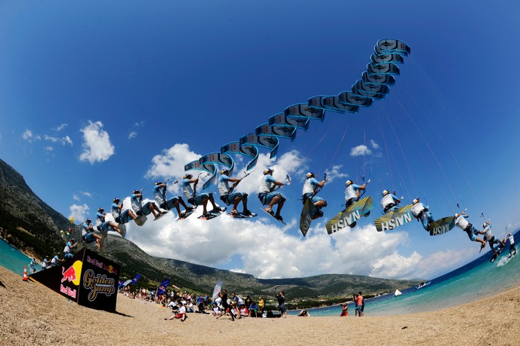 Skok przez plażę kitesurfem