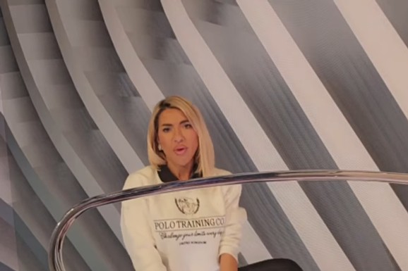 JOVANA JEREMIĆ VODI JUTARNJI U DUKSU I PREUSKIM HELANKAMA Uvija kukovima i spušta se do poda, a na nogama vrtoglave štikle