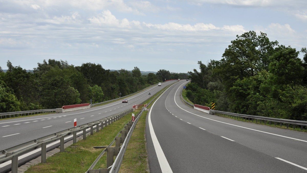 Policjanci z Krapkowic zatrzymali dwóch pieszych, którzy przeszli osiem kilometrów autostradą z węzła w Dąbrówce do Gogolina. Mieszkańcy województwa śląskiego zostali ukarani mandatami karnymi - informuje "Nowa Trybuna Opolska".