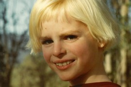 "Majka me je sa 18 meseci DALA KULTU PLAVE DECE: Farbali su nas, DROGIRALI I MUČILI specijalnom metodom - OVO sam ja danas"