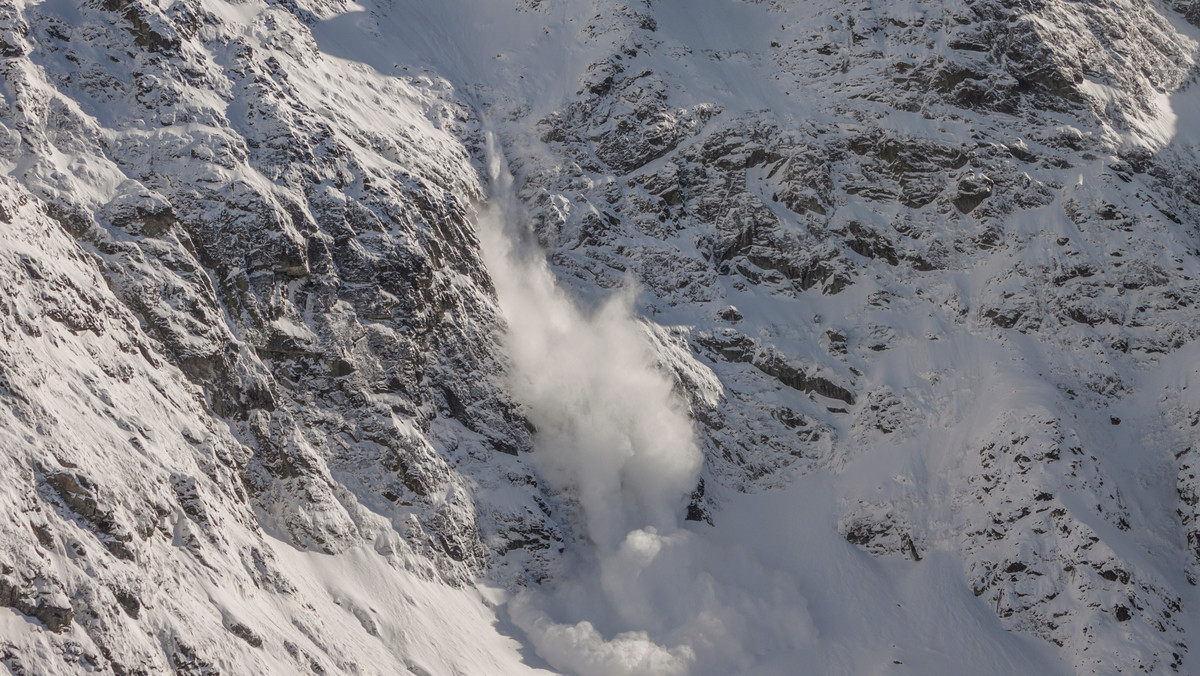 Tatry. Lawina śnieżna porwała dwóch turystów. Sami się odkopali