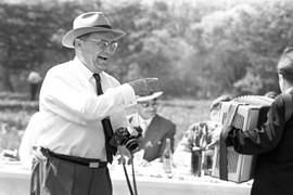 Isplivala emotivna Titova slika sa UNUKOM MEZIMICOM: Broz je svoju NEŽNU STRANU pokazivao daleko do očiju javnosti, a evo kako ona danas izgleda i čime se bavi