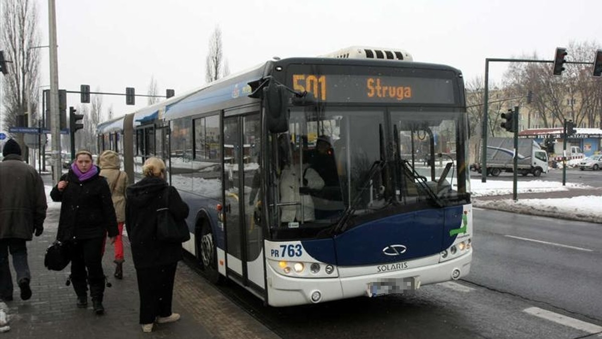 Pasażerowie MPK chcą zmian na linii autobusu 501. Dziesiątki ludzi codziennie pielgrzymuje dokoła Ronda Generała Maczka, bo na przystanku DH Wanda zatrzymuje się tylko jeden autobus. Tymczasem bardzo popularna linia 501 omija ten przystanek. Zdaniem mieszkańców to absurd, bo to właśnie pod Wandę chce dojechać najwięcej osób.