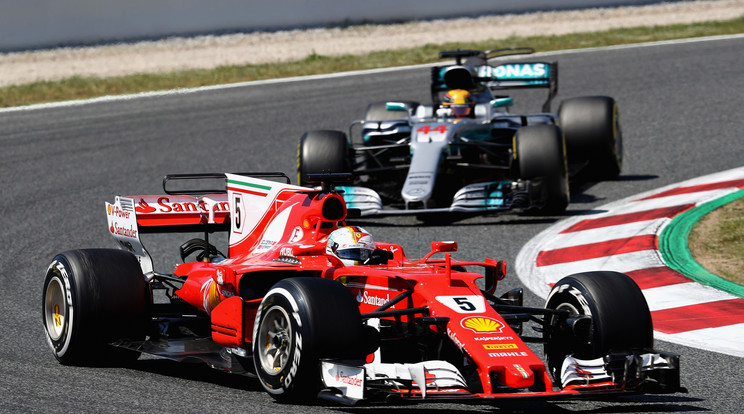 A Ferrari német pilótája (elöl) és a Mercedes brit versenyzője a Ringen is esélyes/Fotó:GettyImages