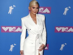 21-letnia Kylie Jenner odessała wypełniacz z ust i sporo schudła. Wygląda młodziej? FOTO