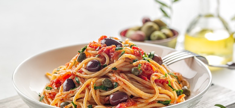 Pyszny obiad na piątek. Podajemy przepis, Ty gotujesz. "Niegrzeczne" spaghetti z tuńczykiem