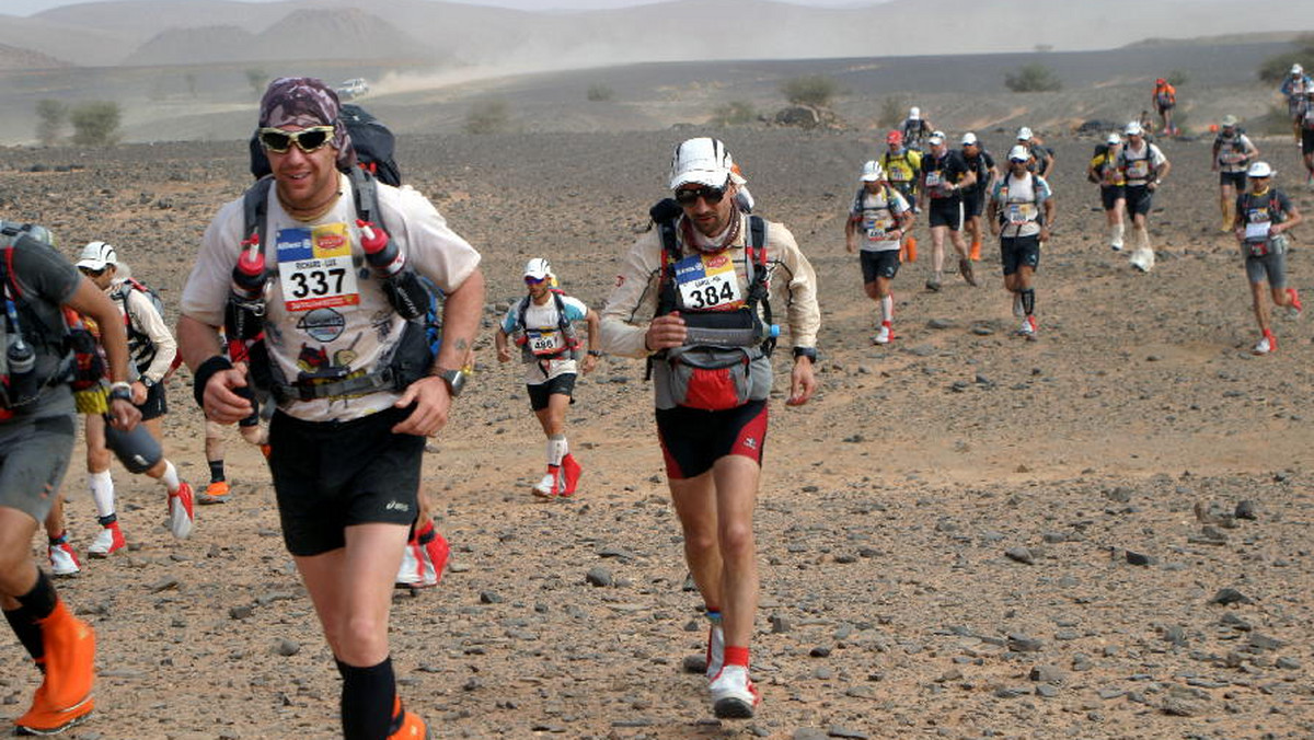 Z każdym dniem na 26 Sultan Marathon des Sables jest coraz ciężej. Wczorajsza wichura i pustynny "ziąb" odeszły wraz z zajściem słońca. Przez moment sytuacja wydawała się krytyczna.
