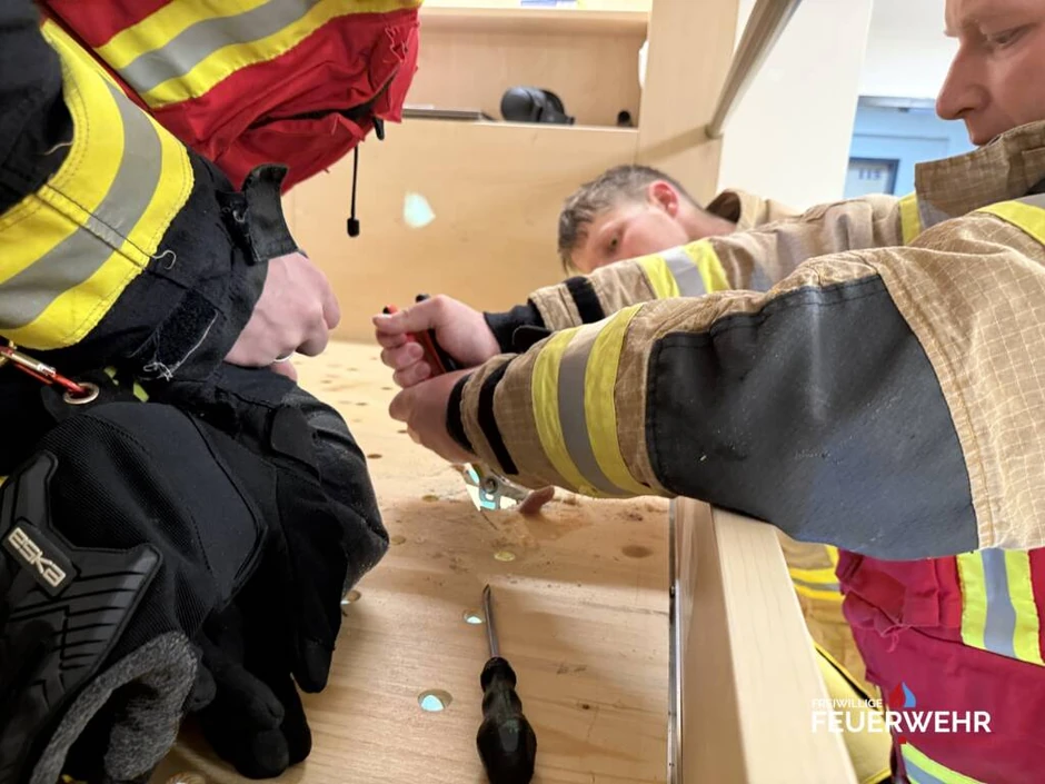 Vađenje prsta dečaka iz kreveta