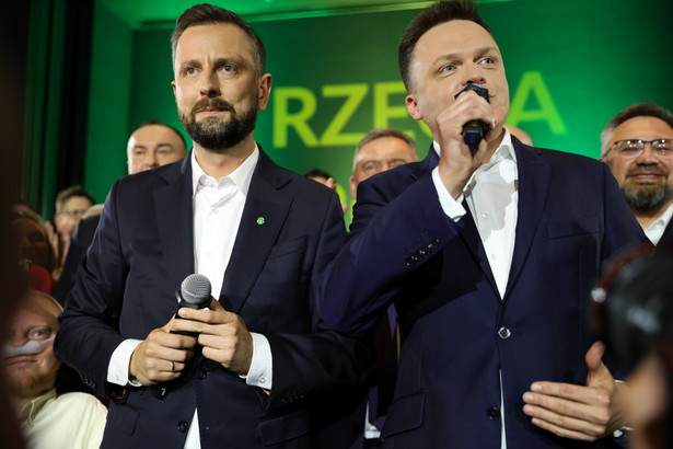 Warszawa, 15.10.2023. Wybory parlamentarne 2023. Liderzy Trzeciej Drogi Szymon Hołownia (P) i Władysław Kosiniak-Kamysz (L) w sztabie wyborczym Trzeciej Drogi w Warszawie, 15 bm. Zakończyły się wybory parlamentarne. Zakończyły się wybory parlamentarne. PiS wygrało niedzielne wybory do Sejmu z wynikiem 36,8 proc. (aldg) PAP/Rafał Guz