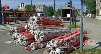 Wypadek w centrum Łodzi. Z ciężarówki spadły potężne bele. Uderzyły w matkę i córkę