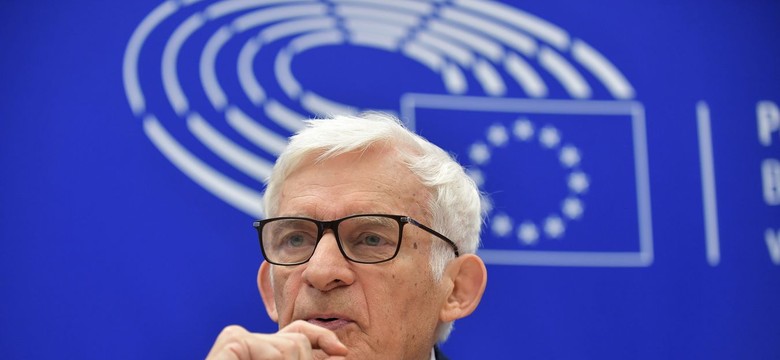 Buzek o Matce Boskiej w tęczowej aureoli: To nie powinno się wydarzyć