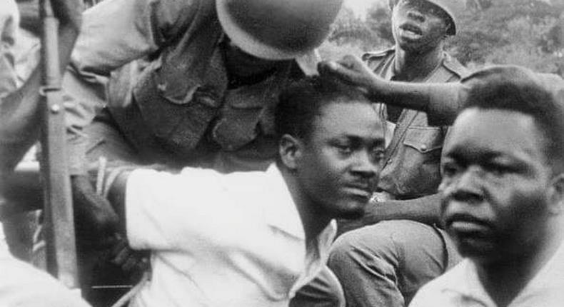 📸 En tentant de rejoindre sa base, Lumumba, Joseph Mpolo et Maurice Okito sont capturés par les hommes de Mobutu. Ils seront envoyés au Katanga chez Moise Tshombé ou ils seront assassinés/ Archive de l'Ina 