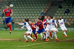 Efekt nowej miotły nie zadziałał. Skorża nie odmienił Lecha. Cudowny gol Cebuli