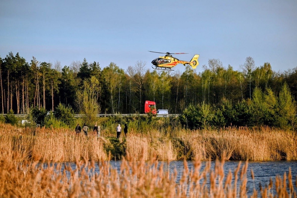 Trzy osoby wydobyte z auta w wodzie. Policja: nie żyją 19-latkowie