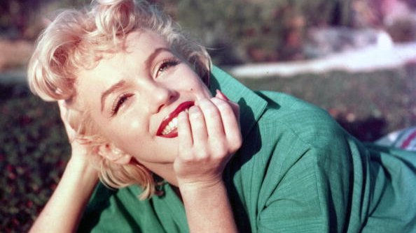 Marilyn Monroe podczas sesji zdjęciowej w 1954 roku