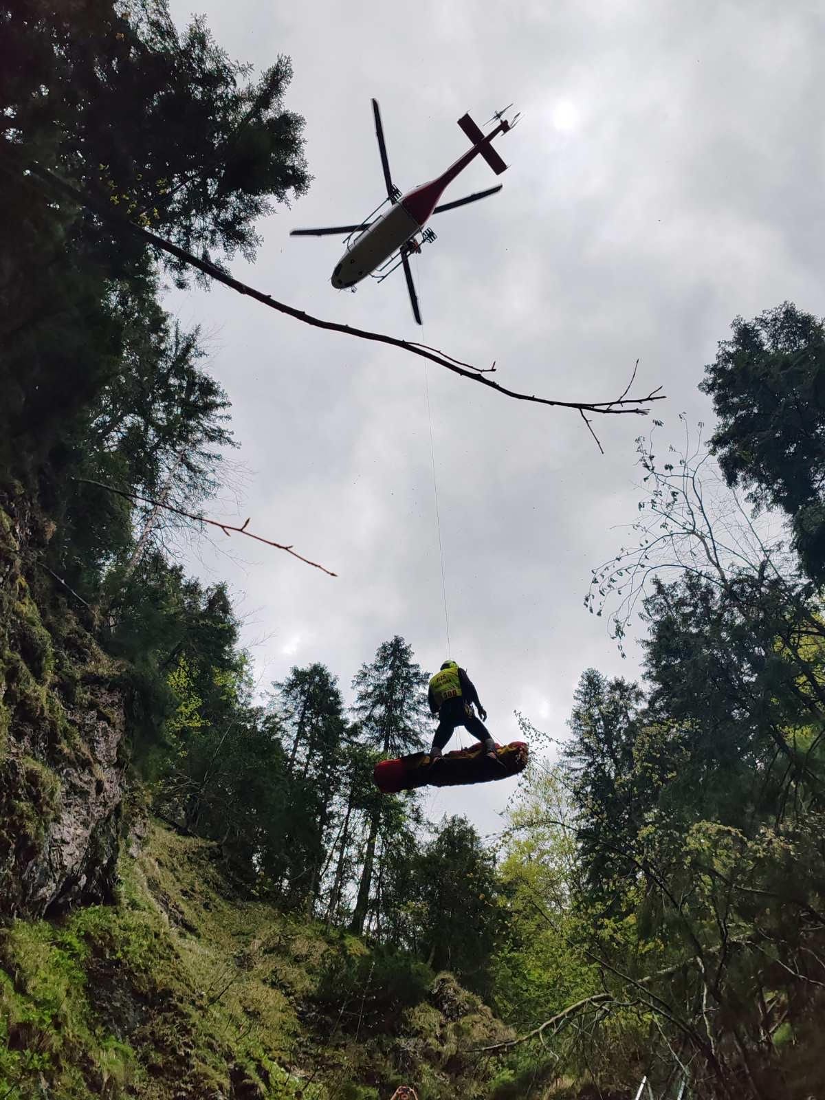 Turista po páde v oblasti Horných dier utrpel poranenie hlavy.