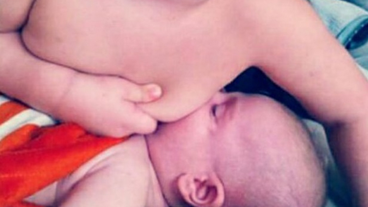 Na Fanpage "Breastfeeding mama talk" (Głos mamy karmiącej piersią) trafiło zdjęcie, które wywołało kontrowersje wśród internautów. Fotografia przedstawia dziecko, które "karmi piersią" młodszego braciszka albo siostrzyczkę i zapewnia mamę, że "ją zastąpi".