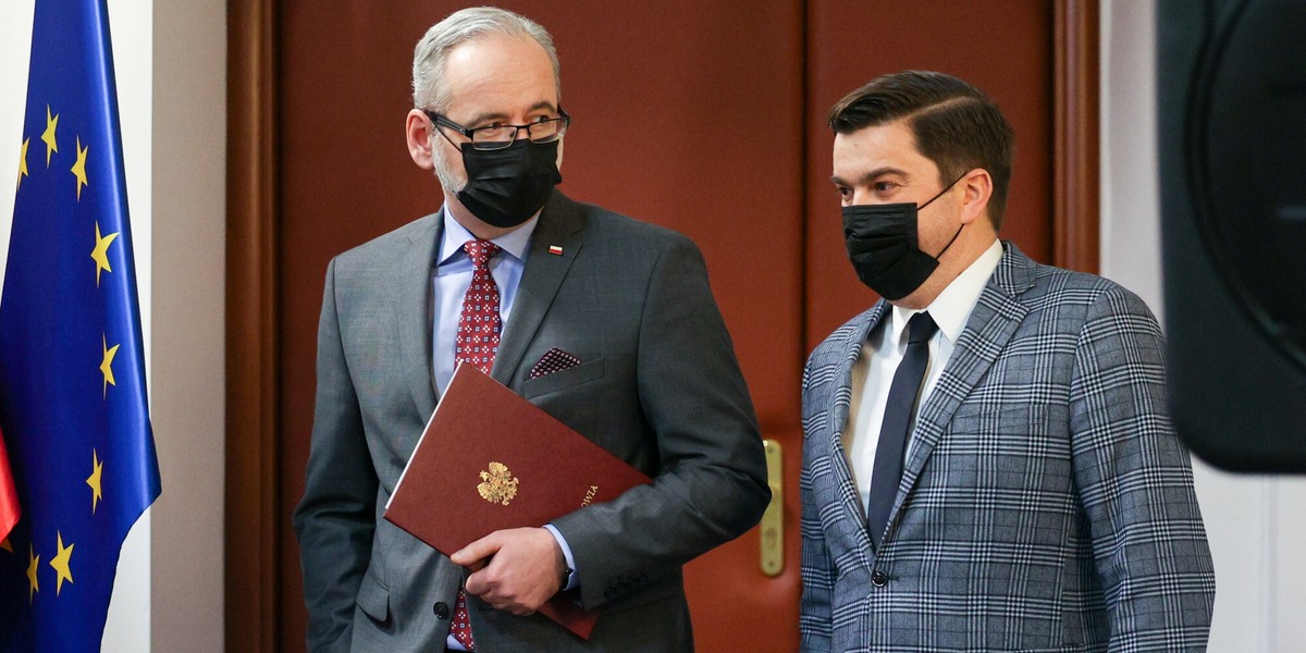 Rzecznik Ministerstwa Zdrowia Wojciech Andrusiewicz (z prawej) zaprzeczył, że minister Adam Niedzielski (z lewej) rozważa dymisję. Przyznał jednak, że resort mocno liczy na nową ustawę