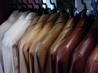 Rodzaj tkaniny ma znaczenie. UOKiK wszczął postępowania wobec producentów ubrań