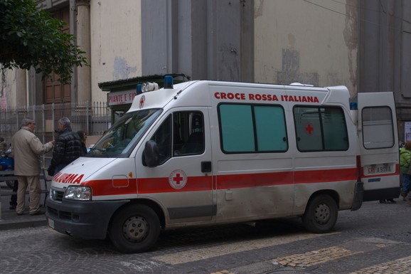 HOROR U ITALIJI Učenik (13) nožem IZBO NASTAVNICU U ŠKOLI, u rancu imao pištolj: Žena hitno helikopterom prevezena u bolnicu