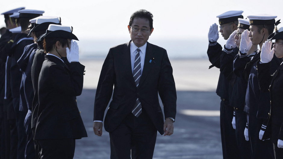 Premier Japonii Fumio Kishida odbiera salwy honorowe od żołnierzy Japońskich Morskich Sił Samoobrony