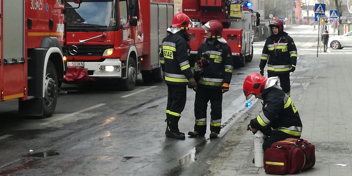 Pożar przy Struga. Dwie osoby wyszły z poparzeniami, nie udało się uratować papugi