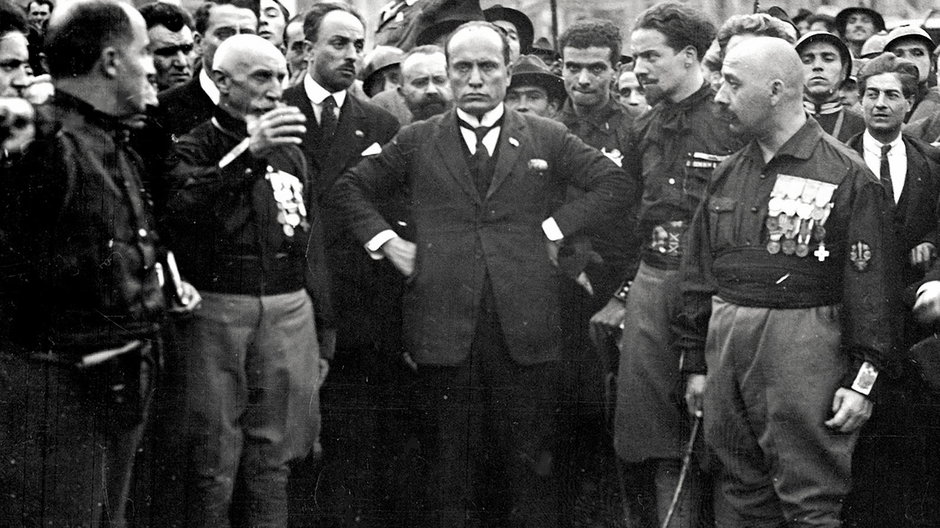 Benito Mussolini podczas marszu na Rzym z bojówkarzami od lewej: Emilio De Bono, Italo Balbo i Cesare Maria De Vecchi, 28 października 1922 r.