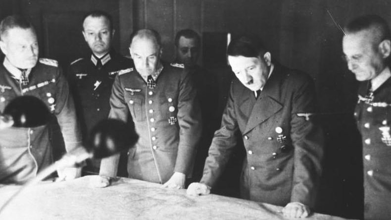 Keitel (z lewej) i inni członkowie niemieckiego naczelnego dowództwa z Adolfem Hitlerem na odprawie wojskowej, ok. 1940 r.