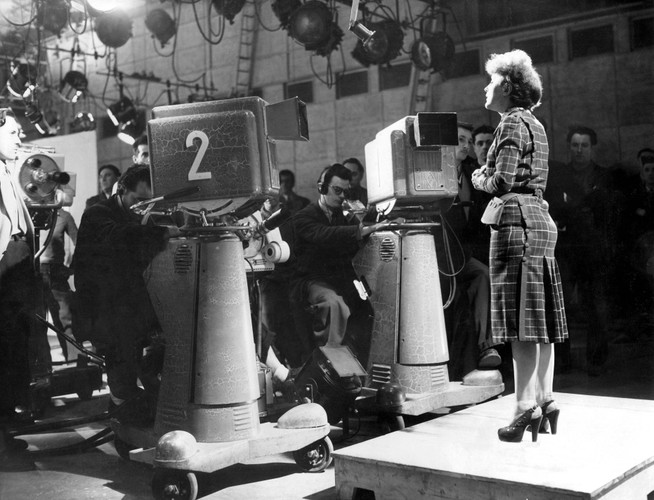 Edith Piaf podczas występu dla francuskiej telewizji w 1951 roku