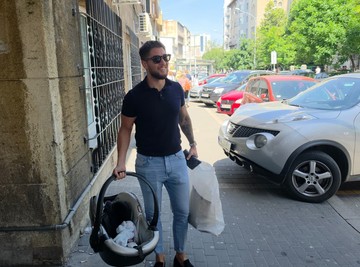 Joca Stefanović stigao po ženu i bebu u porodilište - Otkrio na koga liči sin, ne skida osmeh sa lica: "Uzbuđen sam" 