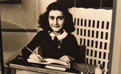 Uśmiechnięta Anna Frank na tandetnych naczyniach. Holenderska firma mierzy się z masowymi protestami