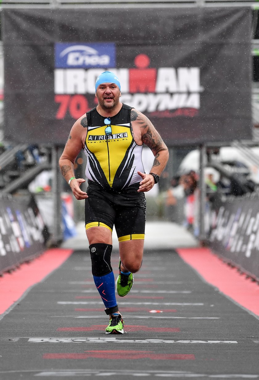 Tomasz Karolak (50 l.) może nie ma sportowej sylwetki, ale ukończył już niejeden triathlon.