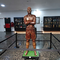 W samym muzeum też nie brakuje pomników i figur piłkarza